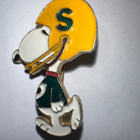 Snoopy Vintage Football Lapel Pin Collectible Yellow And Green Bay Football - Picture 2 of 6